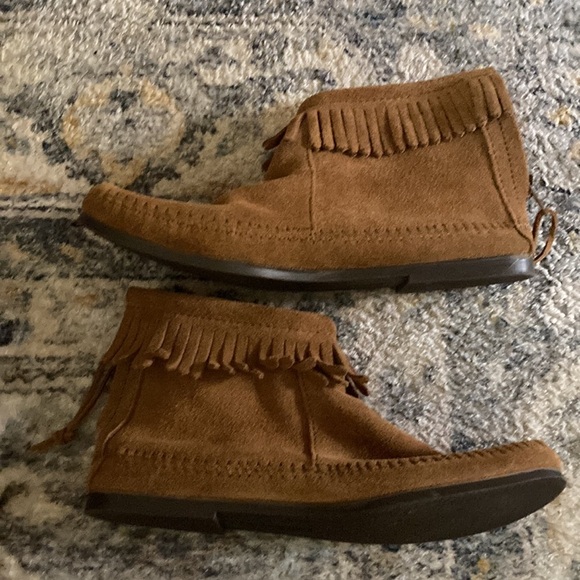 Fringe Minnetonka Moccasins Boots Booties Brown Suede Leather Fall Flats - Picture 8 of 8